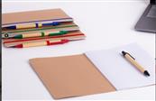 Caderno com caneta em craft