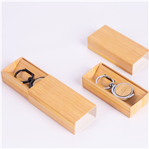 Chaveiro de metal com detalhe em bambu