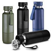 Garrafa térmica em aço inox com parede dupla isolada a vácuo e capacidade de 500ml.