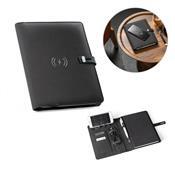 ELEVATE A5 FOLDER. Pasta A5 em poliéster 100% reciclado 300D com carregador wireless embutido 5