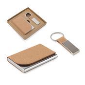 GOSLING. Conjunto composto por um porta-cartões e chaveiro, ambos em metal e cortiça - 95099