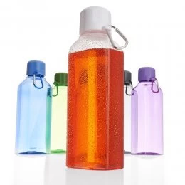 Squeeze plástico 730ml com tampa rosqueável e mosquetão colorido.